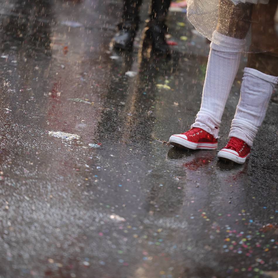 Karneval in Duisburg: Streit um gute Sicht beim Rosenmontagsumzug – Achtjährige mit Pfefferspray attackiert