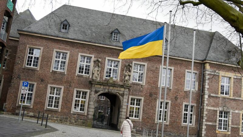 Solidarität in Mönchengladbach: Flaggen-Konflikt zum Jahrestag des Ukraine-Kriegs