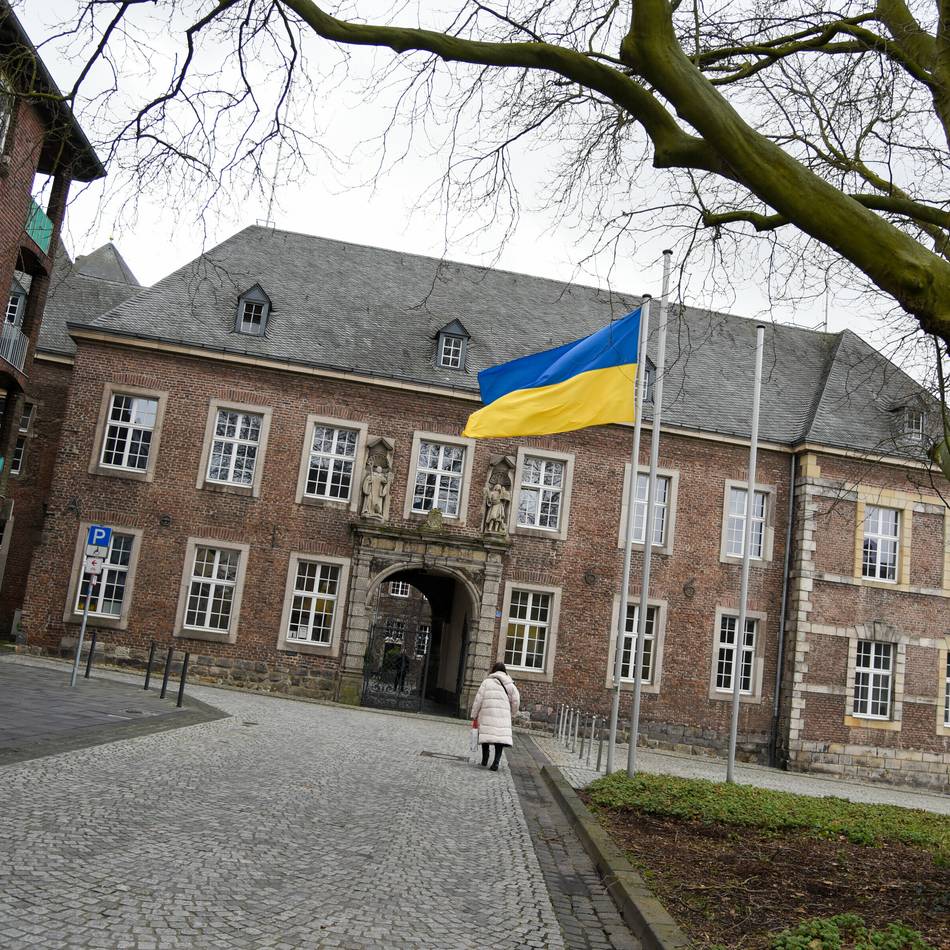 Solidarität in Mönchengladbach: Flaggen-Konflikt zum Jahrestag des Ukraine-Kriegs