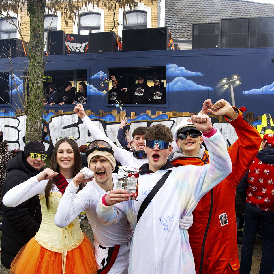 So war der Rosenmontagszug in Veen: Das Dorf mit V trotzt dem Regen