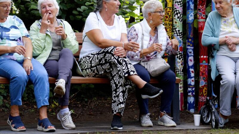 Alpen berät über Plauderbank auf Friedhof: Ansprechen erwünscht