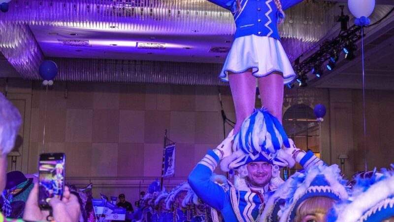 Karneval in Düsseldorf: Blau-Weiss feiert 99 Jahre Karnevalsgeschichte mit Lasershow