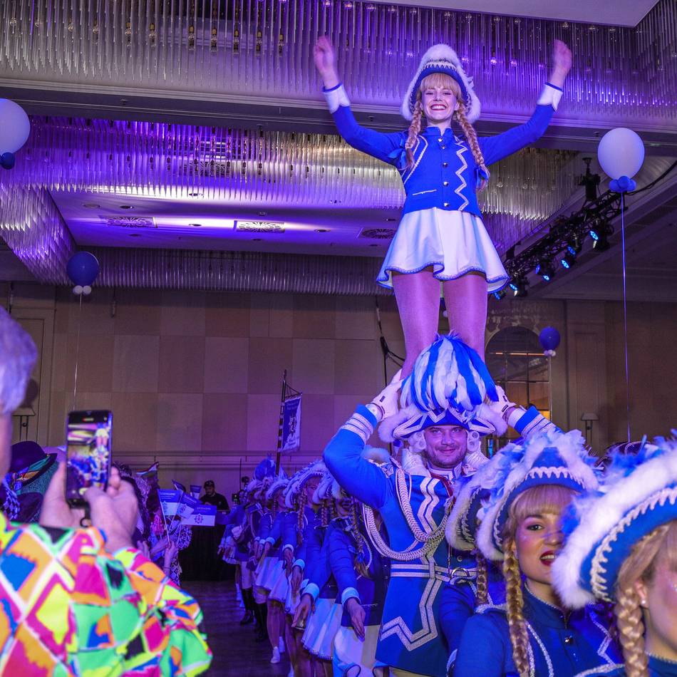 Karneval in Düsseldorf: Blau-Weiss feiert 99 Jahre Karnevalsgeschichte mit Lasershow