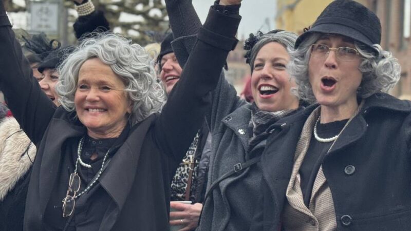 Fotos vom Rathaussturm: So fröhlich feiern Xantens Möhnen an Altweiber