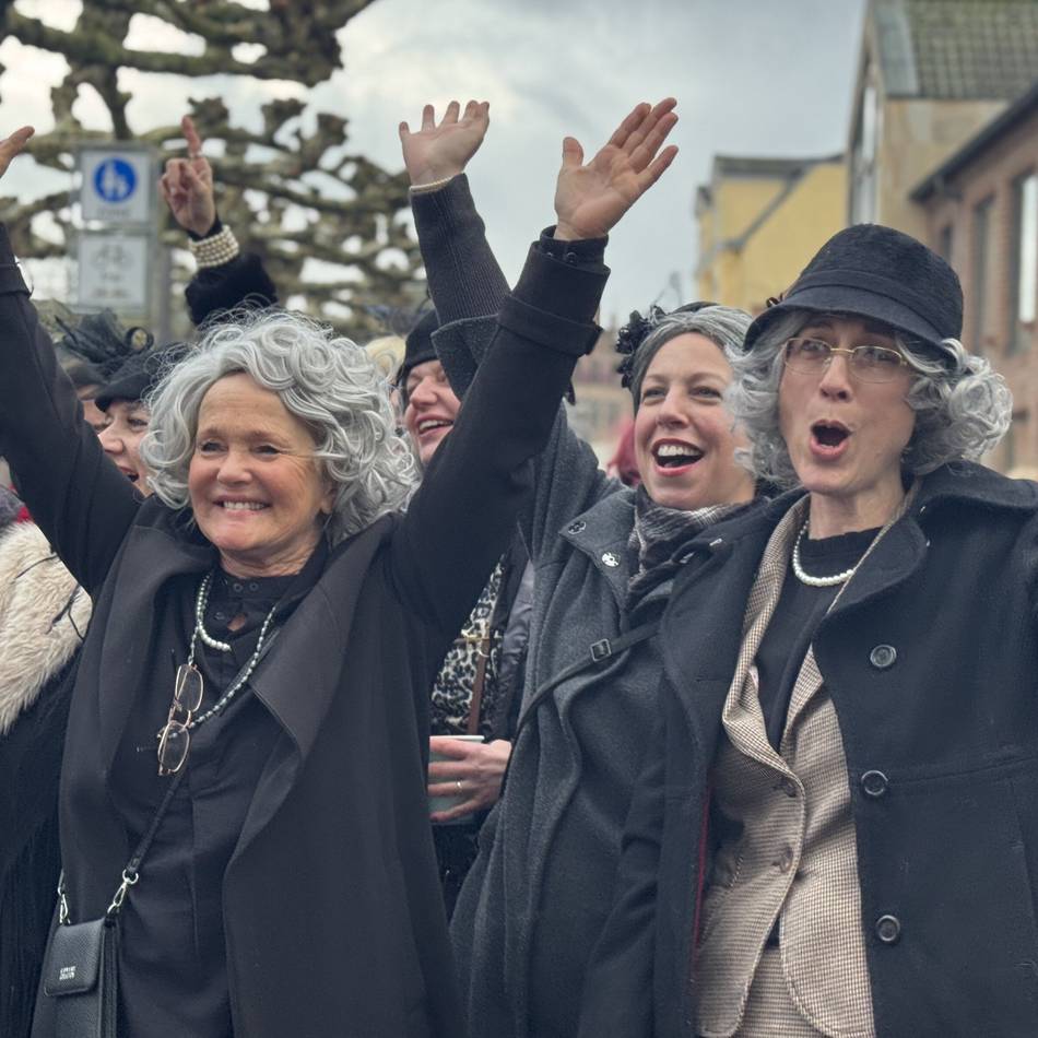 Fotos vom Rathaussturm: So fröhlich feiern Xantens Möhnen an Altweiber