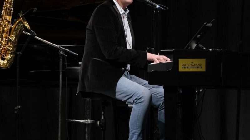 In der Dorfkirche Isenbügel: Lutz Strenger macht Programm mit Weltstars und Evergreens