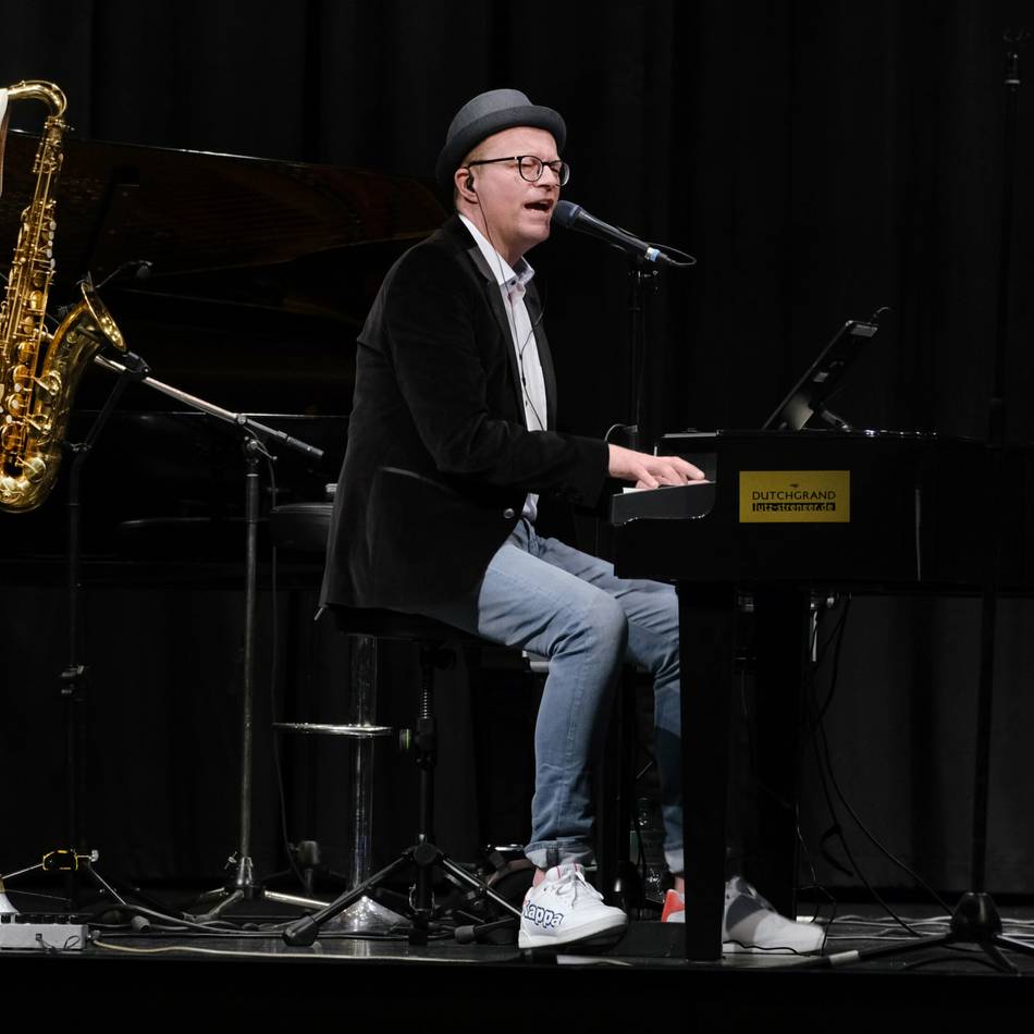 In der Dorfkirche Isenbügel: Lutz Strenger macht Programm mit Weltstars und Evergreens