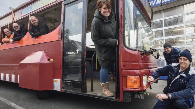 Vorm Rosenmontagszug: Wie ein Karnevalswagen in Kleve durch den TÜV kommt