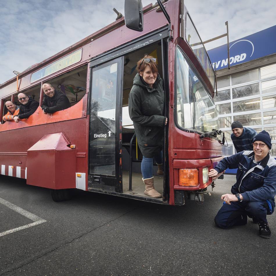 Vorm Rosenmontagszug: Wie ein Karnevalswagen in Kleve durch den TÜV kommt