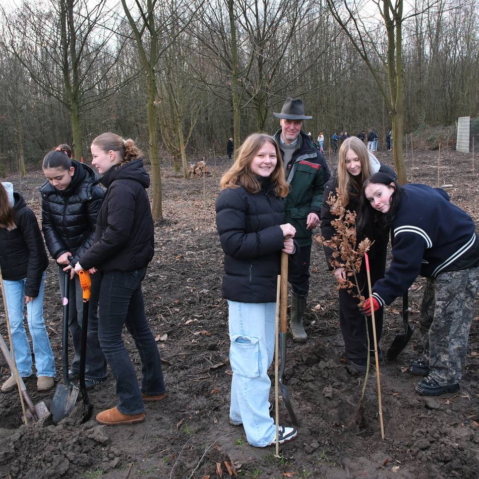 Liebfrauenschüler pflanzen Bäume: Schüler greifen zu Spaten statt Stift