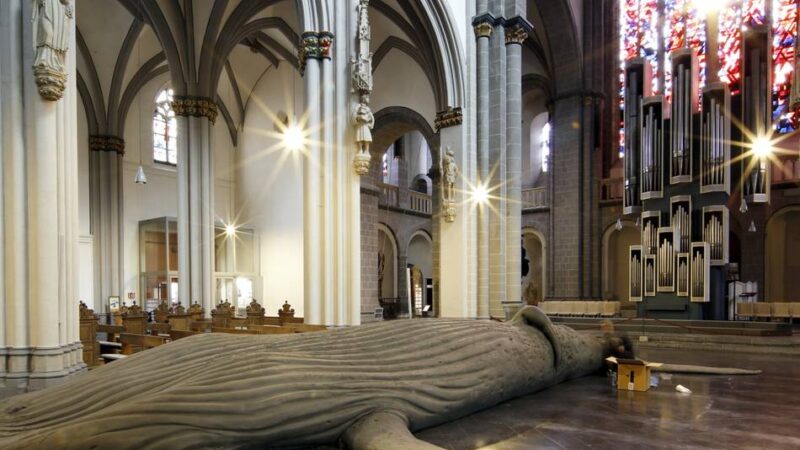 Kunstinstallation in Xanten: Der Wal im Dom wird zu einer Predigt ohne Worte