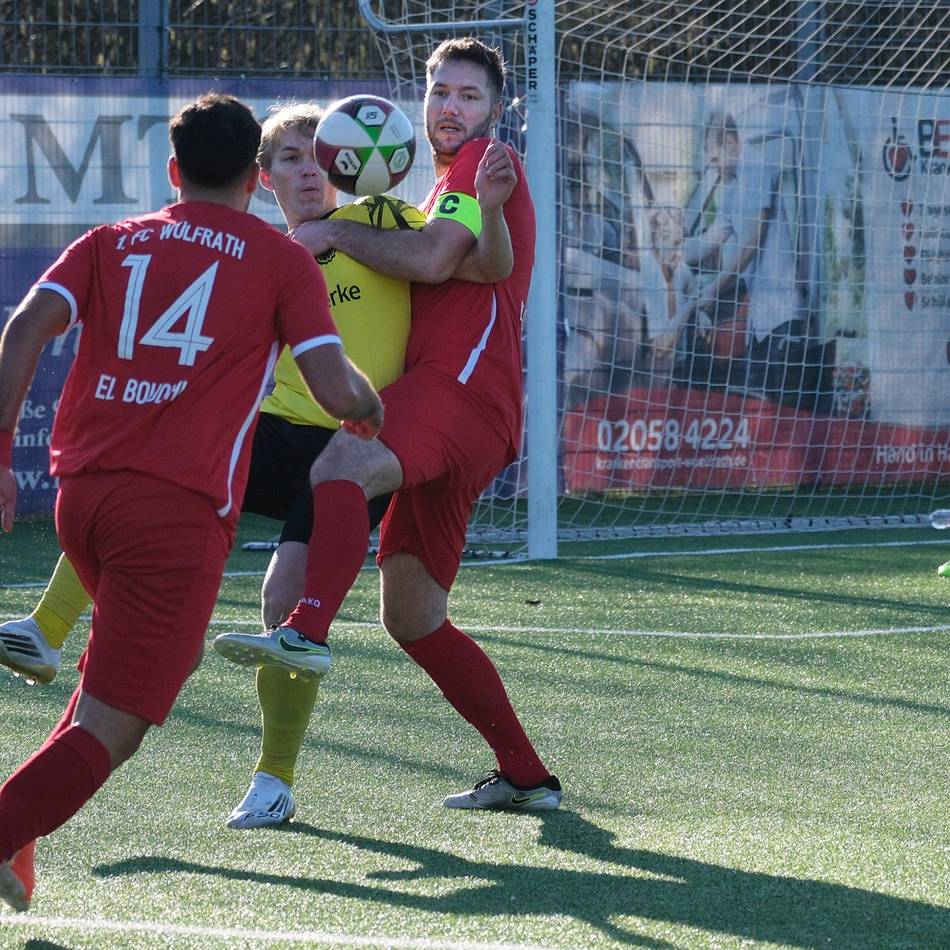 Ampelkarte für Torwart Oberhoff: 1. FC Wülfrath fällt durch Niederlage gegen Kapellen-Erft zurück