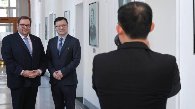 Besuch im Rathaus: Chinesischer Generalkonsul Yu Yong zu Gast in Krefeld