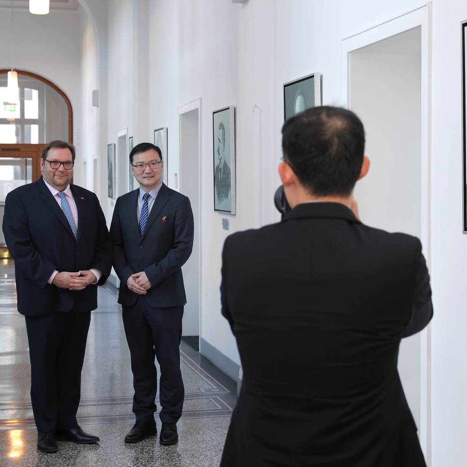 Besuch im Rathaus: Chinesischer Generalkonsul Yu Yong zu Gast in Krefeld
