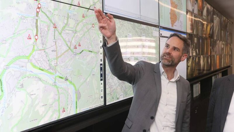 NRW-Verkehrsminister in Leverkusen: Baustellen-Plattform soll Stau-Ärger verringern