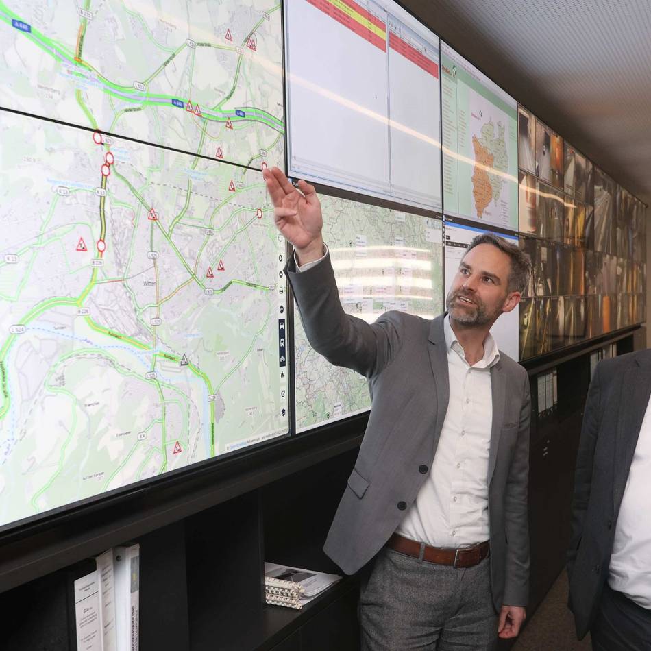 NRW-Verkehrsminister in Leverkusen: Baustellen-Plattform soll Stau-Ärger verringern