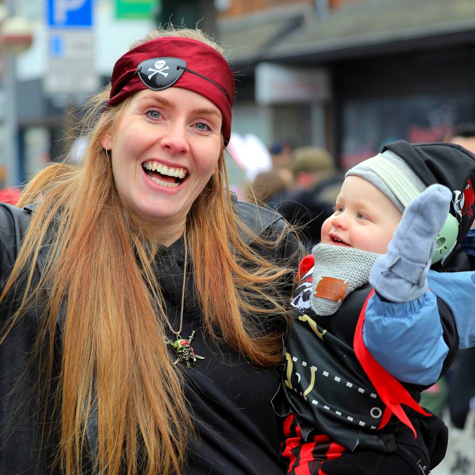 Höhepunkt des Straßenkarnevals: Alpener feiern ausgelassen den Zug der Kinder