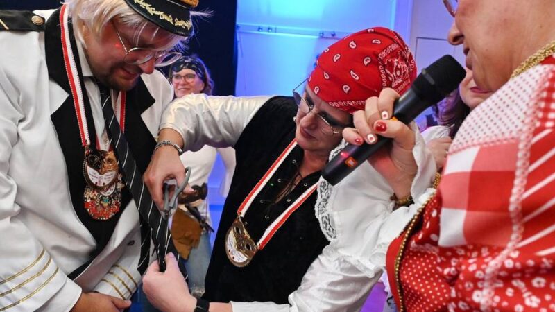 Karneval in Radevormwald: Die Narren kaperten das Rathaus-Schiff