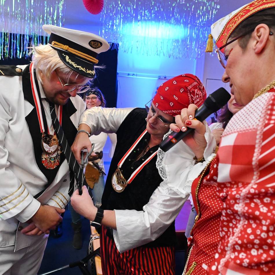 Karneval in Radevormwald: Die Narren kaperten das Rathaus-Schiff
