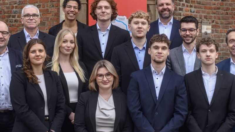Geldinstitut im Kreis Kleve: Acht neue Banker bei der Sparkasse Rhein-Maas