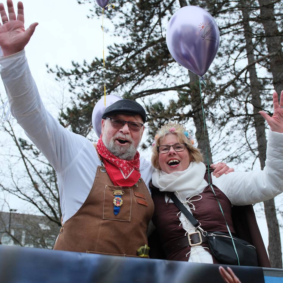 Nelkensamstagszug durch Heiligenhaus: Jubiläums-Umzug in bester Stadt-Stimmung