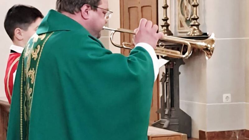 Kirche St. Barbara in Langenfeld: Kaplan Höfer spielt Trompete bei der Mundartmesse