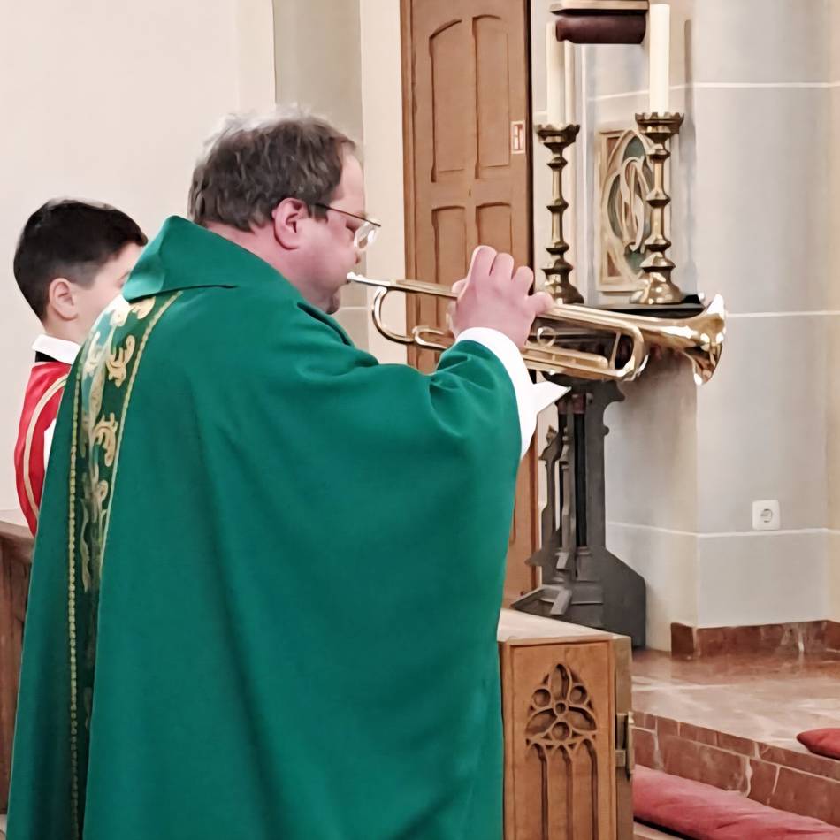 Kirche St. Barbara in Langenfeld: Kaplan Höfer spielt Trompete bei der Mundartmesse