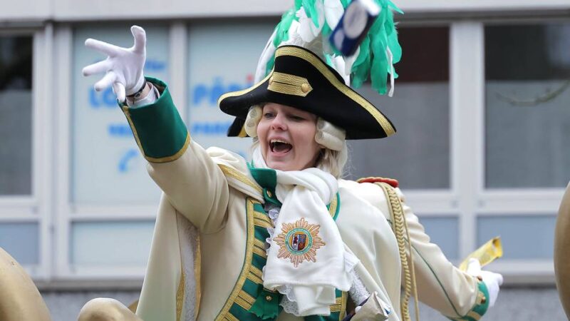 Rosenmontag 2026 in Krefeld: Hoch auf dem grün-weißen Wagen