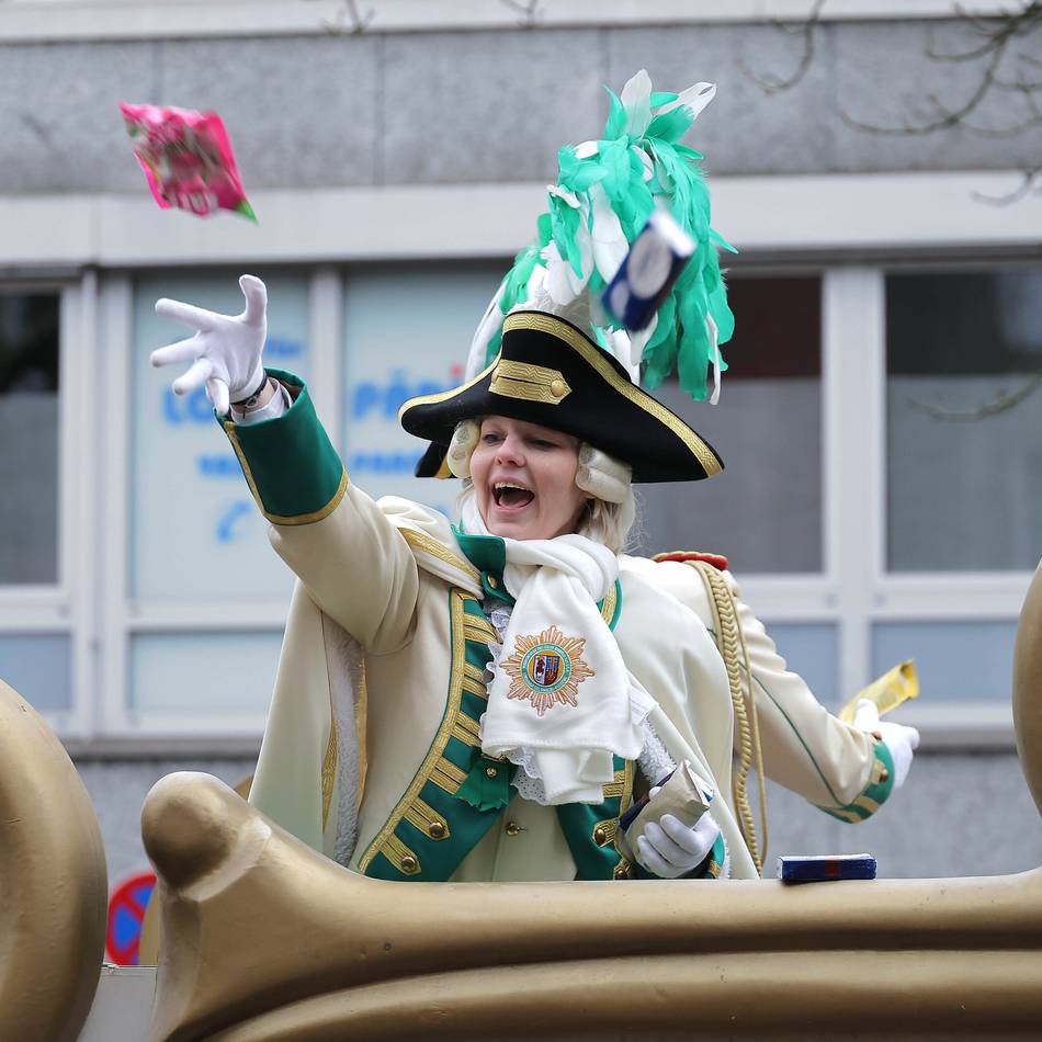 Rosenmontag 2026 in Krefeld: Hoch auf dem grün-weißen Wagen