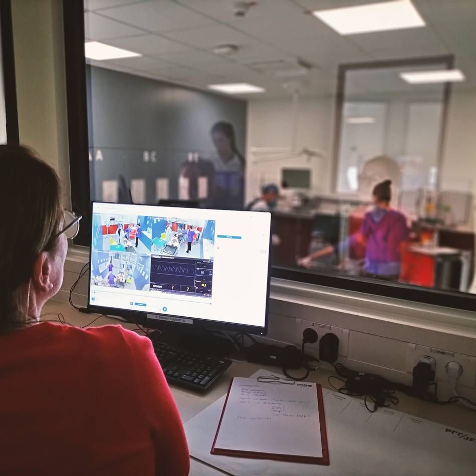 Kooperation gegen den Fachkräftemangel: Internationale Hebammen trainieren im „SAM“ Geburten