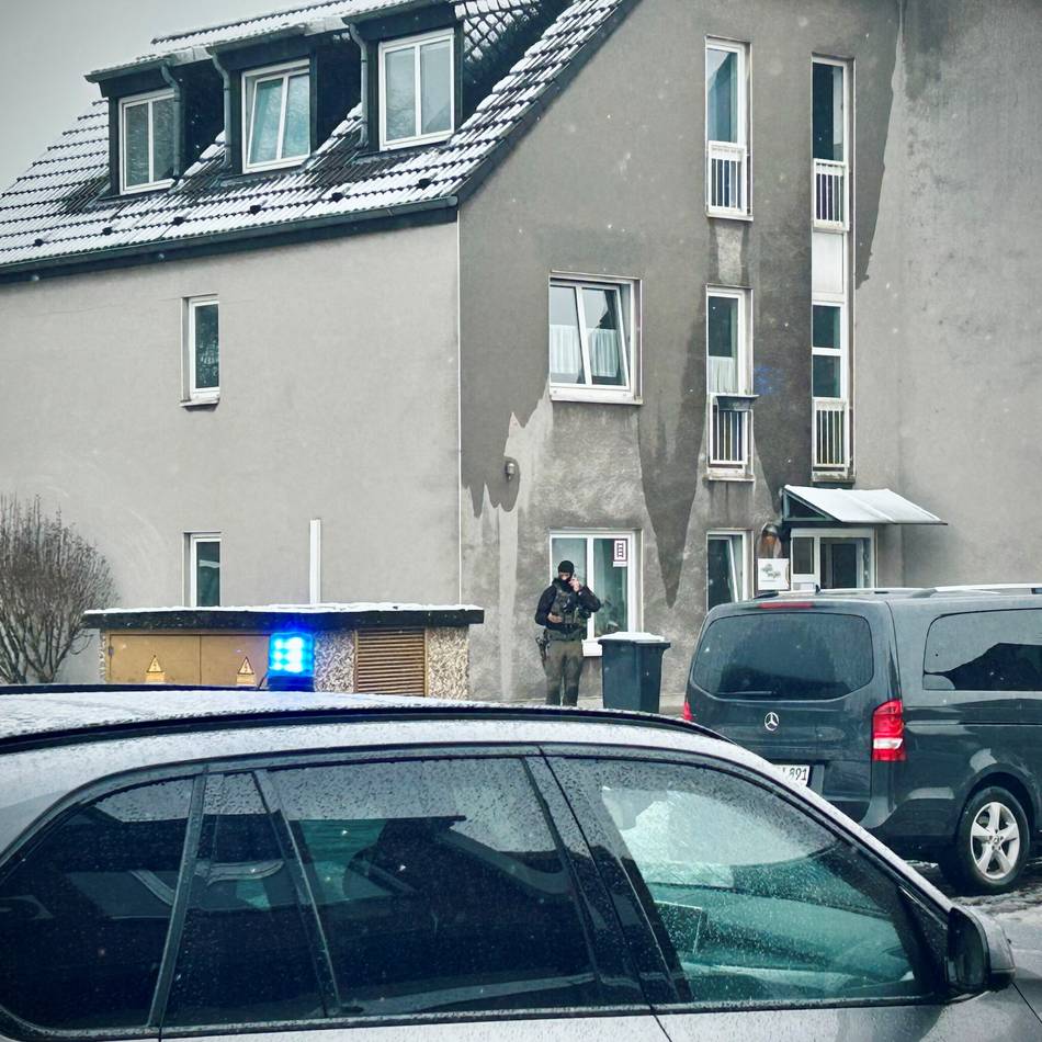 Bedrohungslage im Duisburger Süden: Spezialkräfte der Polizei schießen auf 30-Jährigen mit Messer
