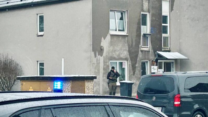 Mann mit Messer niedergeschossen: Nach SEK-Einsatz in Wohnheim – Träger verurteilt „menschenverachtende Kommentare“
