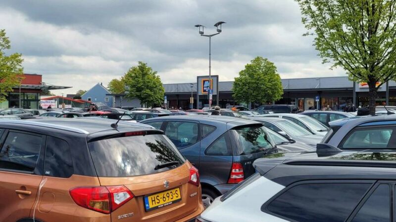 Auf dem EOC-Parkplatz: Auto wird in Kleve angefahren – und fährt mit quietschenden Reifen davon