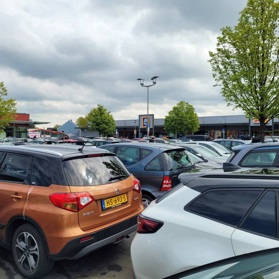 Auf dem EOC-Parkplatz: Auto wird in Kleve angefahren – und fährt mit quietschenden Reifen davon