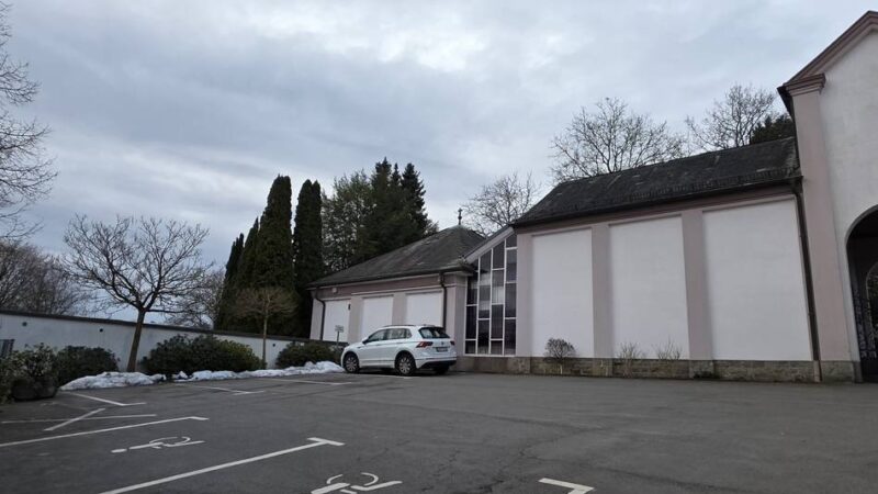 Wegen Verkauf von Hückeswagener Grundschule: Stadt kauft Container für Friedhofsmitarbeiter und WC