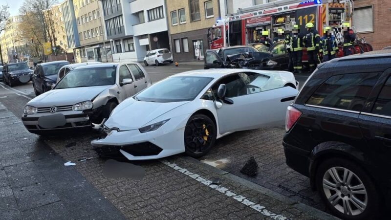 Haupverkehrsstraße in Mönchengladbach war gesperrt: 22-Jähriger kommt mit Lamborghini von Fahrbahn ab – ein Schwerverletzter