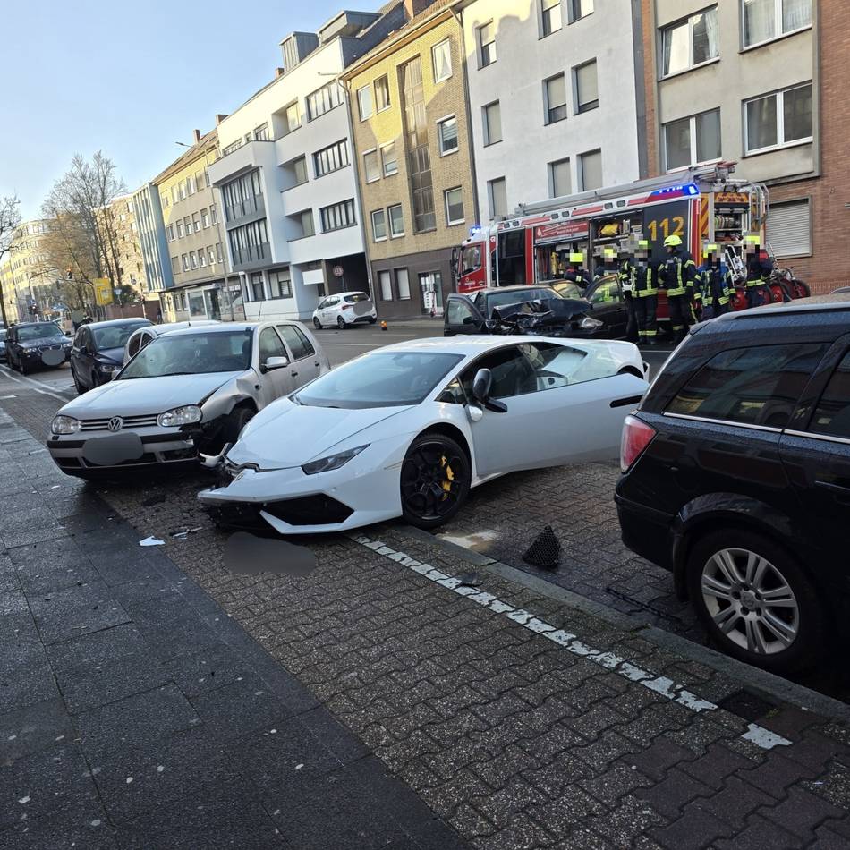 Haupverkehrsstraße in Mönchengladbach war gesperrt: 22-Jähriger kommt mit Lamborghini von Fahrbahn ab – ein Schwerverletzter