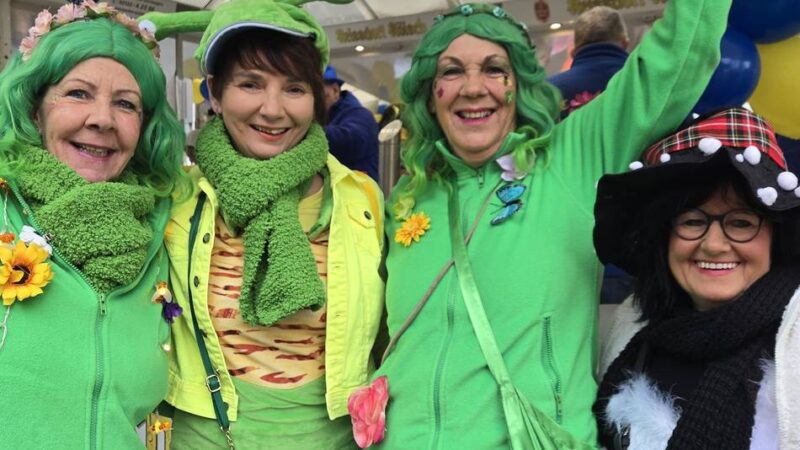 Altweiber in Dormagen: Jecke schunkeln sich beim Rathaussturm warm