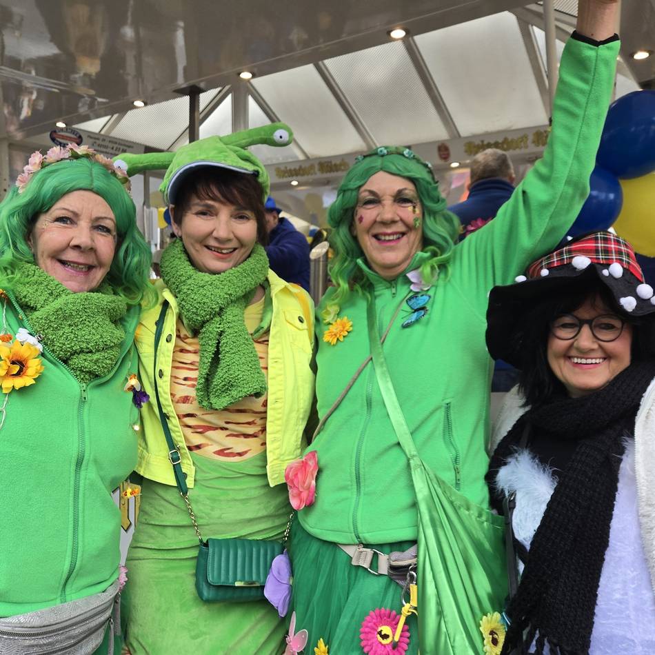 Altweiber in Dormagen: Jecke schunkeln sich beim Rathaussturm warm