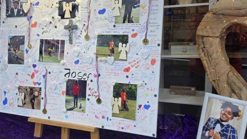 Gedenkfenster in Dormagener Apotheke: „Ich habe Yosefs Mutter gesagt, dass das Fenster so lange bleibt, wie sie es will“