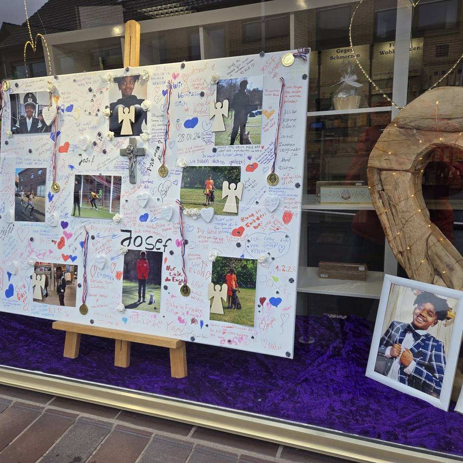 Gedenkfenster in Dormagener Apotheke: „Ich habe Yosefs Mutter gesagt, dass das Fenster so lange bleibt, wie sie es will“