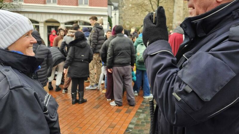 Am Randes des Rosenmontagszugs Hilden: „Vor Jahren war das hier von Scherben übersät“