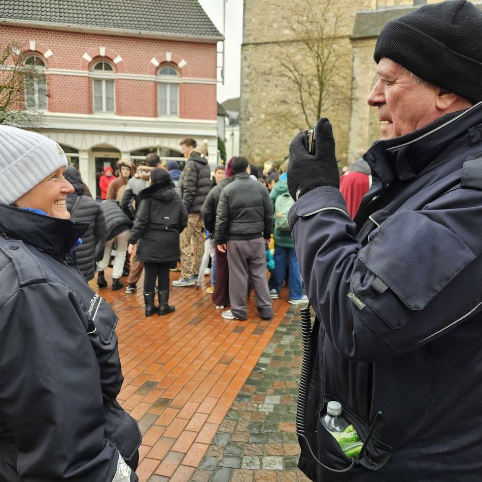 Am Randes des Rosenmontagszugs Hilden: „Vor Jahren war das hier von Scherben übersät“