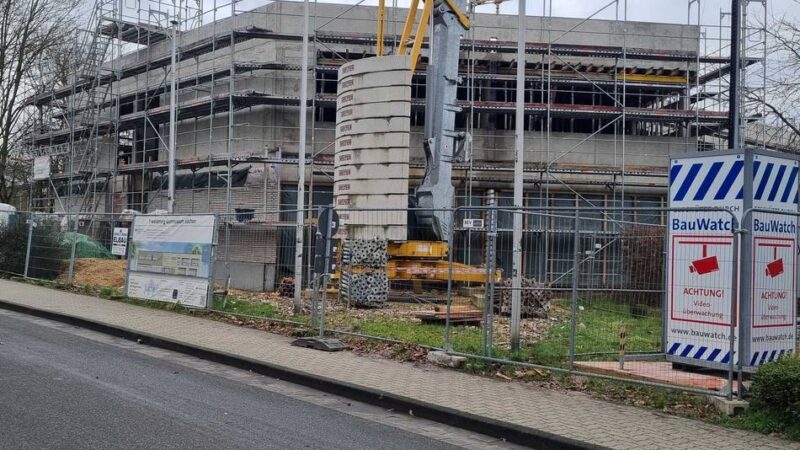 Richtfest an Jüchener Gymnasium: „Wenn Sie den Unterricht öffnen, brauchen Sie große Räume“