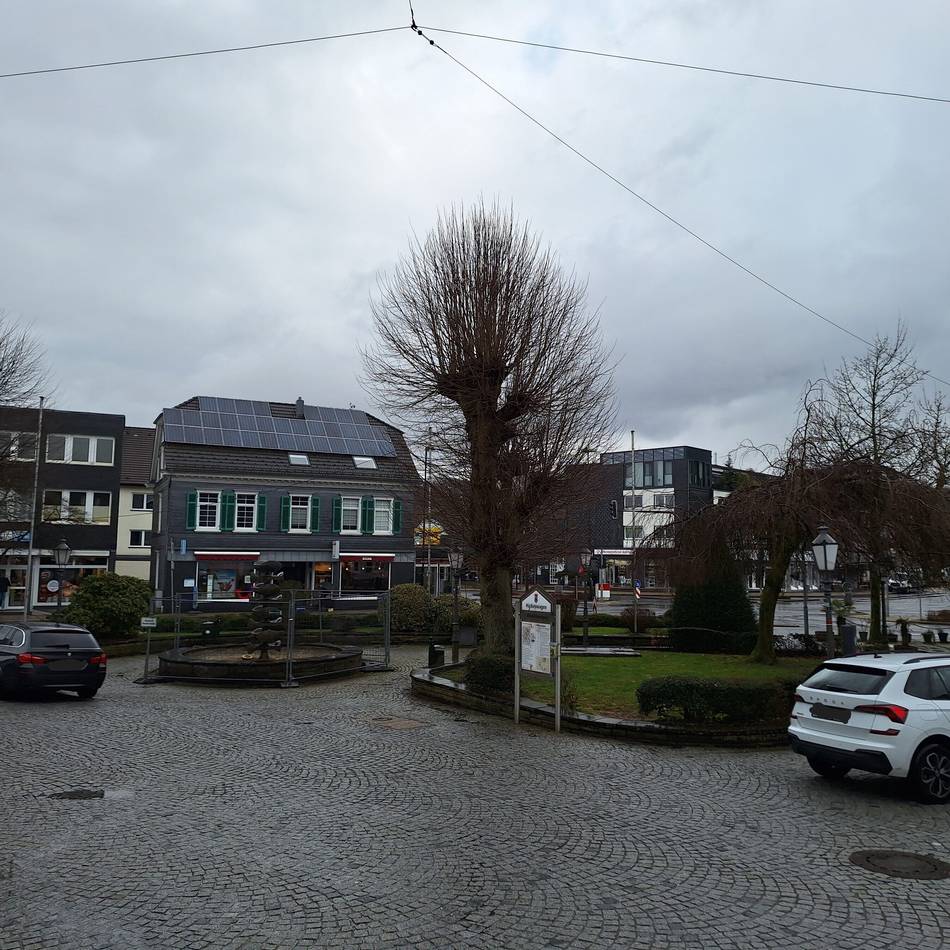 ISEK in Hückeswagen: Am Wilhelmplatz werden Bäume für den Umbau gefällt