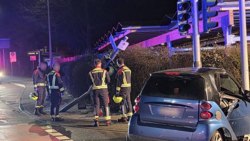 Unweit kollidierte ein Lamborghini in Mönchengladbach: Unfall in Rheydt – Fahrzeug kracht gegen Ampelmast