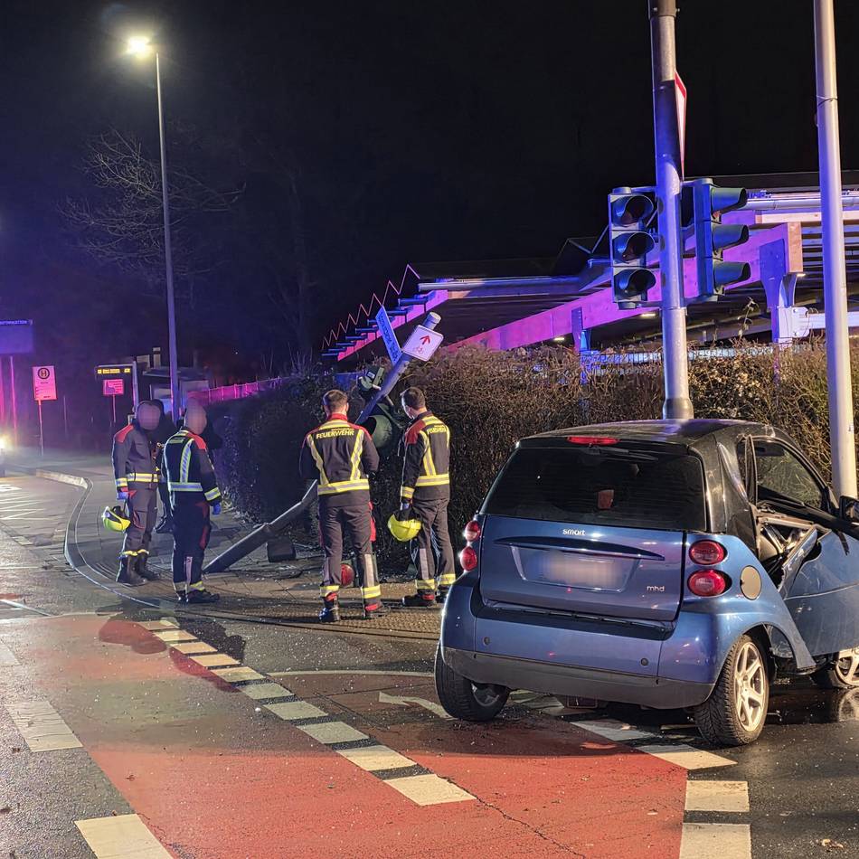 Unweit kollidierte ein Lamborghini in Mönchengladbach: Unfall in Rheydt – Fahrzeug kracht gegen Ampelmast