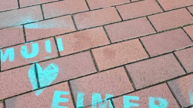 Grüne Schrift in Hildens Fußgängerzone: Wer war das?