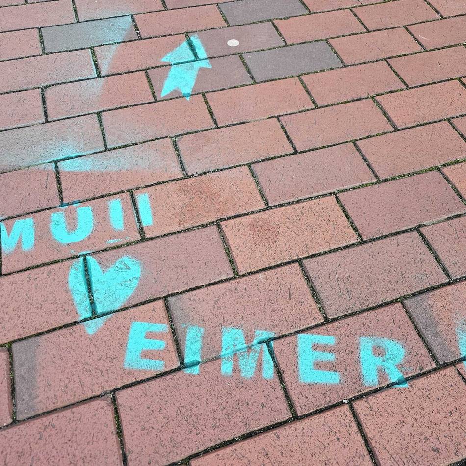 Grüne Schrift in Hildens Fußgängerzone: Wer war das?