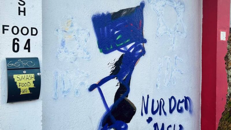 Staatsschutz ermittelt: „Gaza-Girl“ übermalt – Schmierattacke auf Nahost-Ausstellung in Duisburg